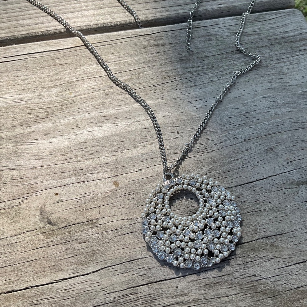 Pendant necklace Silvertone pearl crystal on round pendant 36” - Picture 7 of 11